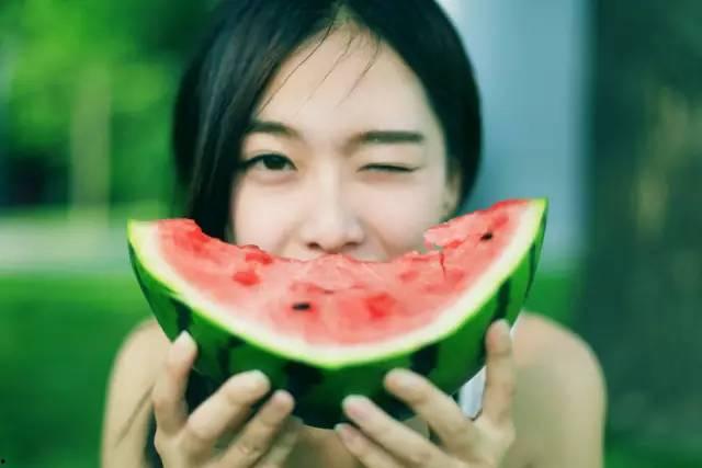 娱乐吃瓜酱精神好稳定的一家人,一家人的娱乐吃瓜酱生活